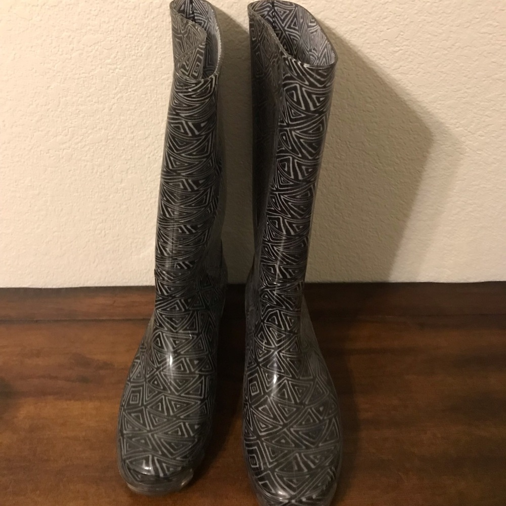 Toms rain boots size 10